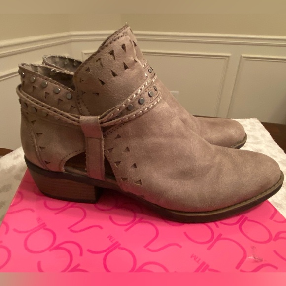 Sugar Terraine Distressed Taupe Ankle Booties Size 8.5M - Picture 1 of 8